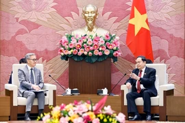 Le président de l'Assemblée nationale du Vietnam Trân Thanh Mân (droite) reçoit le ministre lao des Affaires étrangères Thongsavanh Phomvihane. Photo: VNA