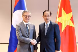 Le ministre vietnamien des AE Lê Hoài Trung (droite) et son homologue lao, Thongsavanh Phomvihane. Photo: VNA