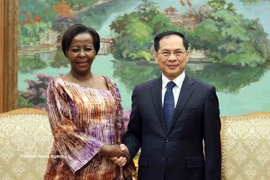 Le vice-Premier ministre Bui Thanh Son et Mme Louise Mushikiwabo, secrétaire générale de l’Organisation internationale de la Francophonie (OIF), en visite de travail au Vietnam. Photo: VNA