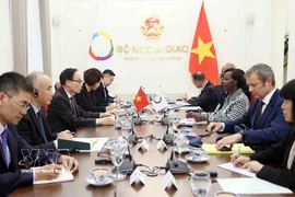 Entretien entre le ministre des AE Le Hoai Trung et la secrétaire générale de la Francophonie Louise Mushikiwabo. Photo: VNA