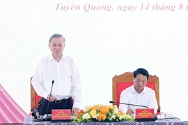 Le secrétaire général du Parti, Tô Lâm, travaille avec la permanence du Comité provincial du Parti de Tuyên Quang. Photo: VNA 