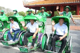 Huê lance le premier service de tricycles Grab Xich lô au Vietnam. Photo: VNA