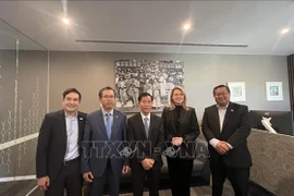 La délégation vietnamienne et les dirigeants de l’État de Tasmanie. Photo: VNA