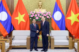 Le ministre vietnamien de la Justice Hoang Thanh Tung (droite) et le vice-Premier ministre et ministre lao de la Justice, Khampane Phommathat. Photo: VNA