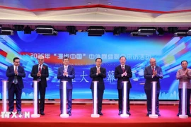 L'ambassadeur du Vietnam en Chine, Pham Thanh Binh, et d'autres délégués à la tournée médiatique « China Walk » 2025. Photo: VNA