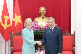 Le secrétaire général du Parti communiste du Vietnam To Lam reçoit l’ambassadrice d’Australie Gillian Bird. Photo : VNA 