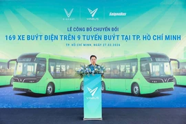 Nguyen Cong Nhat, directeur général de VinBus, lors de l'inauguration de neuf lignes de bus électriques. Photo: VNA