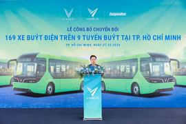 Nguyen Cong Nhat, directeur général de VinBus, lors de l'inauguration de neuf lignes de bus électriques. Photo: VNA