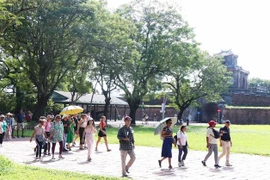 Entre janvier et septembre, la ville de Hue (Centre) a accueilli près de 5 millions de visiteurs, soit une augmentation de près de 67 % par rapport à la même période de l’an dernier. Les recettes touristiques ont dépassé 9 600 milliards de dôngs. Photo: VNA