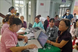 Personnes subissant un examen médical au centre de santé communal de Phu Rieng, province de Dong Nai. Photo: VNA