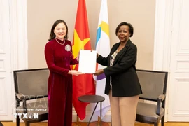 L’ambassadrice Nguyen Thi Van Anh (gauche) et la secrétaire générale de la Francophonie, Louise Mushikiwabo. Photo: VNA