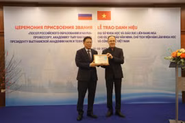 L’ambassade de Russie au Vietnam, en partenariat avec l’Académie des sciences et des technologies du Vietnam (VAST), a décerné, le 5 février à Hanoï, au professeur et académicien Châu Van Minh, président de la VAST, le titre honorifique d’Ambassadeur de la science et de l’éducation de Russie (gauche). Photo: VNA