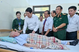 Le président Luong Cuong rend hommage aux invalides de guerre à Ninh Binh. 