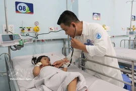 Au cours des trois premiers mois de 2026, le Vietnam a enregistré plus de 25.000 cas de syndrome pieds-mains-bouche. Photo: VNA