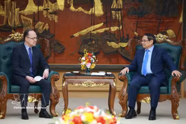 Rencontre entre le Premier ministre Pham Minh Chinh (droite) et l'ambassadeur de Russie au Vietnam. Photo: VNA