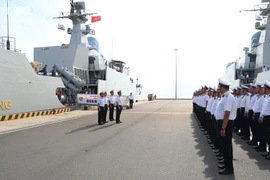 La frégate lance-missiles 016 (frégate Quang Trung), appartenant à la Région navale 4, a quitté le 10 août, la base navale de Cam Ranh pour se rendre à Penang, en Malaisie, afin de participer au 3e Exercice naval multilatéral de l'ASEAN (AMNEX 3). Photo: VNA
