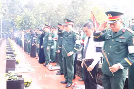 Cérémonie d'hommage et d'inhumation de 30 restes de soldats à Dông Nai. Photo: VNA