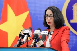 La porte-parole du ministère des Affaires étrangères, Pham Thu Hang, répond aux questions des agences de presse nationales et internationales. Photo : VNA