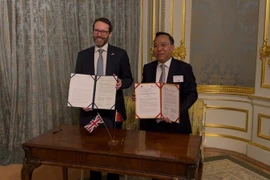 Le vice-ministre vietnamien de l’Industrie et du Commerce, Nguyen Hoang Long, et le ministre britannique de l’Industrie, Chris McDonald, ont convenu de renforcer leur coopération dans les domaines des énergies propres et du commerce, lors d’une réunion de travail tenue à Londres. Photo: VNA