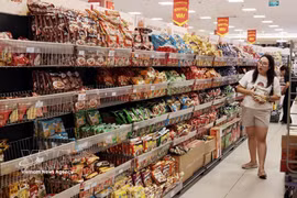Des clients choisissent des produits au supermarché AEON Long Bien. Photo : VNA
