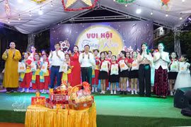 L'Association générale des Vietnamiens au Laos, en coordination avec la pagode Bang Long, organise le programme « Nuit de la Pleine Lune » à l'occasion de la Fête de la Mi-Automne. Photo: VNA
