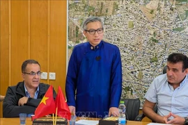 L'ambassadeur du Vietnam en Israël, Ly Duc Trung, lors de la réunion avec le maire de la la ville d'Abou Snan, Seif Mesheleb. Photo: VNA