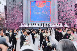 L’un des moments phares de l’événement est le mariage collectif de 80 couples, symbole des 80 ans d’indépendance, de liberté et de bonheur. Photo: VNA