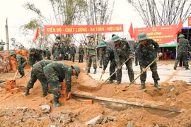 Des officiers et des soldats de la Région militaire 5 construisent en urgence de nouvelles maisons pour les habitants sinistrés de Dak Lak. Photo : VNA