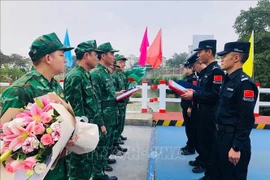 Le 25 décembre, les gardes-frontières de la province vietnamienne de Lai Chau (Nord) et le Détachement de gestion frontalière de Honghe, relevant du poste-frontière de Jinshuihe (Chine), ont mené une patrouille conjointe. Photo: VNA