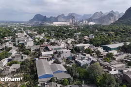 Un quartier résidentiel recouvert de fumée et de poussière causées par les activités d'extraction de pierre et de production de ciment. Photo : VietnamPlus