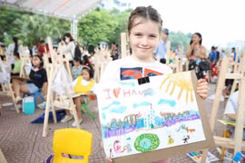 Pour célébrer le 80e anniversaire de la Révolution d’Août et de la Fête nationale du Vietnam, ainsi que les 26 ans de la reconnaissance de Hanoï comme « Ville pour la paix » par l’UNESCO, la capitale organise un concours international de dessin d’enfants. Photo: VNA