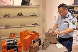 Inspection dans un magasin situé rue Hang Dao, le 10 juin 2025. Photo : VNA