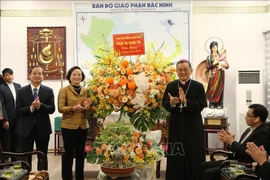 À l'occasion de Noël 2025, le 19 décembre, la vice-Première ministre Pham Thi Thanh Trà s'est rendue à l'Évêché de la province de Bac Ninh (Nord) afin d'adresser ses vœux à l'évêque Dô Quang Khang, aux prêtres, aux religieux et à l'ensemble des fidèles catholiques de la localité. Photo: VNA