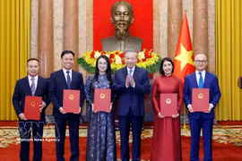 Le secrétaire général du Parti et président de la République, To Lam, préside, le 28 avril à Hanoï, la cérémonie de remise des décisions de nomination de cinq ambassadeurs du Vietnam à l’étranger. Photo: VNA