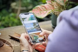 Avec un simple smartphone en main, les touristes peuvent rechercher et réserver divers services pour leur voyage. Photo : VNA