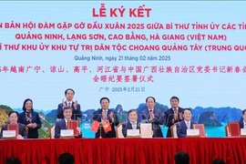 Lors de la rencontre à l'occasion du Nouvel An entre les secrétaires des comités du Parti des provinces vietnamiennes de Quang Ninh, Lang Son, Cao Bang et Ha Giang, ainsi que de la région autonome Zhuang du Guangxi en Chine. Photo: VNA