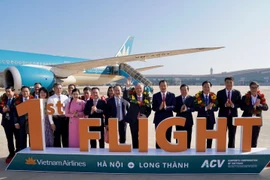 Le vol a l’honneur de transporter le vice-Premier ministre Nguyên Hoa Binh et près de 100 premiers passagers à l’aéroport de Long Thành. Photo: VNA