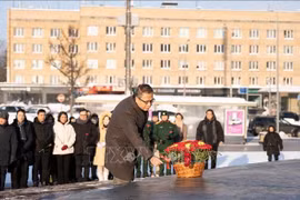 L'ambassade du Vietnam en Russie a organisé une cérémonie de dépôt de gerbes sur la place Hô Chi Minh à Moscou le 3 février. Photo: VNA