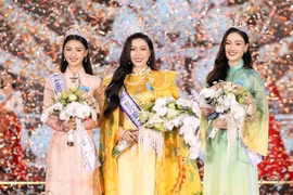 Nguyen Ngoc Kieu Duy (au milieu), originaire de Can Tho dans le delta du Mékong, a été sacrée Miss National Vietnam 2024 lors de la finale qui s'est déroulée le 28 décembre à Ho Chi Minh-Ville. Photo: VNA