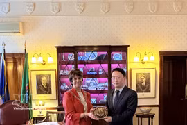 L'ambassadeur du Vietnam en Irlande, Pham Toan Thang et la maire adjointe de Cork, Margaret McDonnell. Photo: VNA