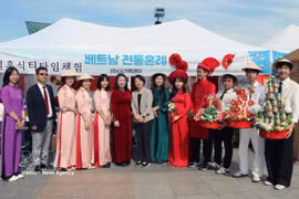 Le stand vietnamien attire un large public grâce à ses activités culturelles, ses spectacles artistiques traditionnels et ses spécialités culinaires, laissant une image positive du Vietnam auprès des visiteurs locaux et étrangers. Photo: VNA