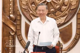 Le secrétaire général du Parti communiste du Vietnam et président de la République To Lam à la réunion de travail avec le Bureau du gouvernement le 11 mai . Photo: VNA