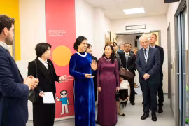 L’épouse du SG To Lam (centre) visite l’Hôpital pour enfants Evelina London. Photo: VNA