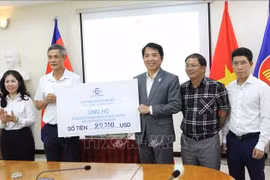 Des représentants de l'Association des entreprises vietnamiennes au Cambodge (VCBA) remet des dons aux dirigeants de l'ambassade du Vietnam au Cambodge. Photo : VNA