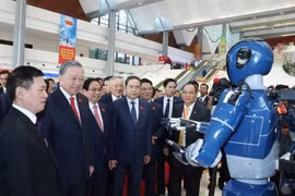 Le secrétaire général To Lam visite une exposition présentant les réalisations du gouvernement en matière de science, de technologie, d'innovation et de transformation numérique. Photo : VNA