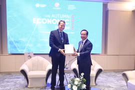 Le président du Comité populaire de Hô Chi Minh-Ville, Nguyên Van Duoc (droite), et Stephan Mergenthaler, directeur exécutif du Forum économique mondial (WEF). Photo : VNA
