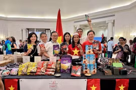Le stand du Vietnam attire de nombreux visiteurs. Photo: VNA