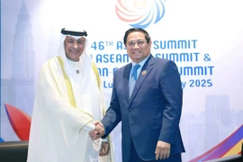 Le Premier ministre Pham Minh Chinh (droite) et le secrétaire général du Conseil de coopération du Golfe (CCG), Jasem Mohamed Al Budaiwi. Photo: VNA