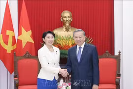 Le secrétaire général du Parti communiste du Vietnam (PCV), To Lam, et Obuchi Yuko, membre de la Chambre des représentants du Japon et présidente de l’Alliance parlementaire d’amitié Japon - Vietnam. Photo: VNA