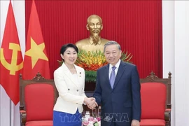 Le secrétaire général du Parti communiste du Vietnam (PCV), To Lam, et Obuchi Yuko, membre de la Chambre des représentants du Japon et présidente de l’Alliance parlementaire d’amitié Japon - Vietnam. Photo: VNA